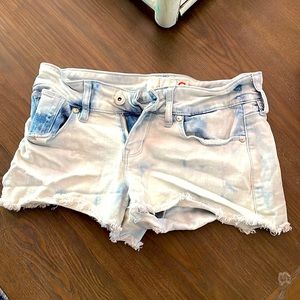 Low rise Guess denim blue light shorts raw hem size 26